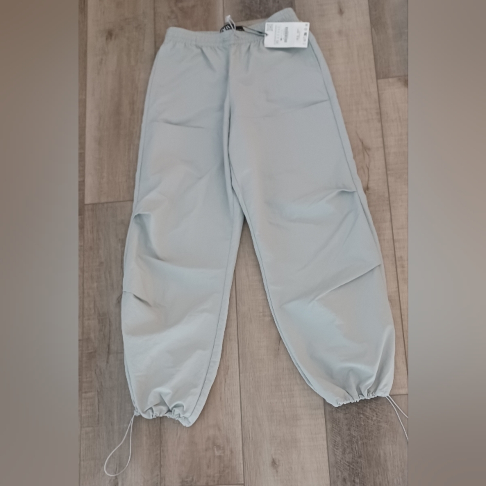 NWT Zara Women's jogger pants. Size XS in light green